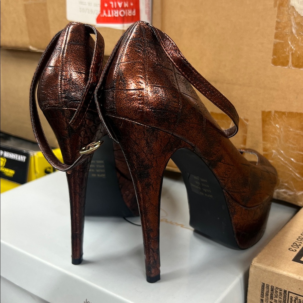 Women’s Metallic Copper Peep-Toe Platform Pump - Picture 7 of 7
